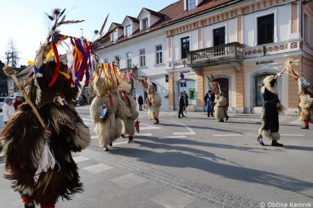 Kamnik so obiskali koranti iz Zamušanov pri Ptuju in v mestno jedro privabili nepregledno množico, željno ogleda tradicionalne pustne šege (30)